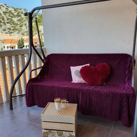 Lavender Apartment *